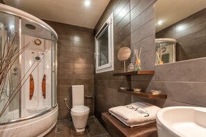 Shower, jetted tub, free toiletries, hair dryer