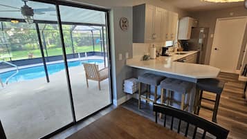 Frigorífico, microondas, horno y placa de cocina