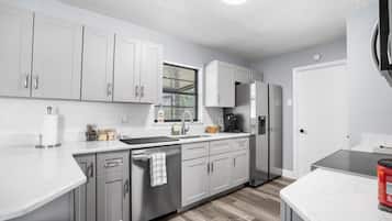 Frigorifero, microonde, forno, piano cottura