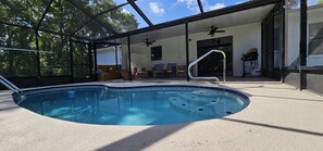 Una piscina al aire libre, una piscina climatizada