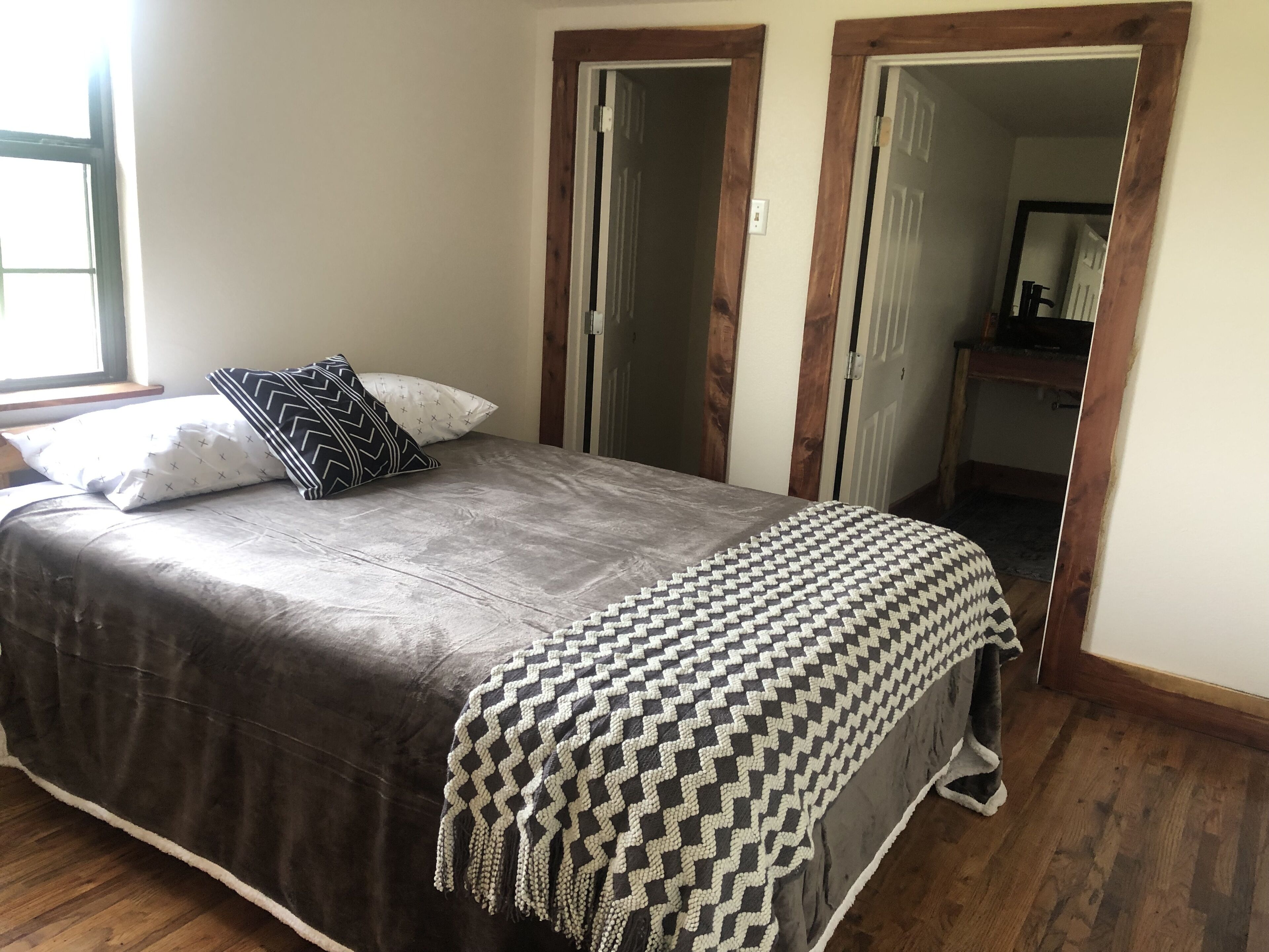 Beautiful Cottage with Lake Access and large deck.  Shaded full hookup RV Sites.