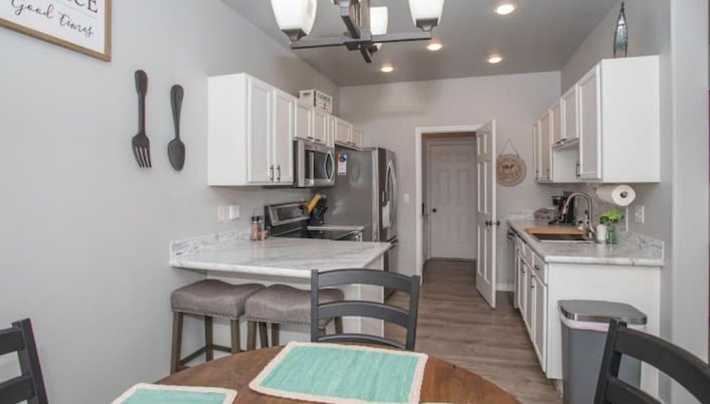 Jääkaappi, mikroaaltouuni, uuni, liesi