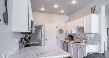 Lone Pine Retreat - 3BR 3BA - With Hot Tub