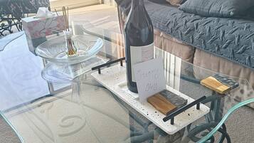 Smart TV, Netflix, DVD player, books