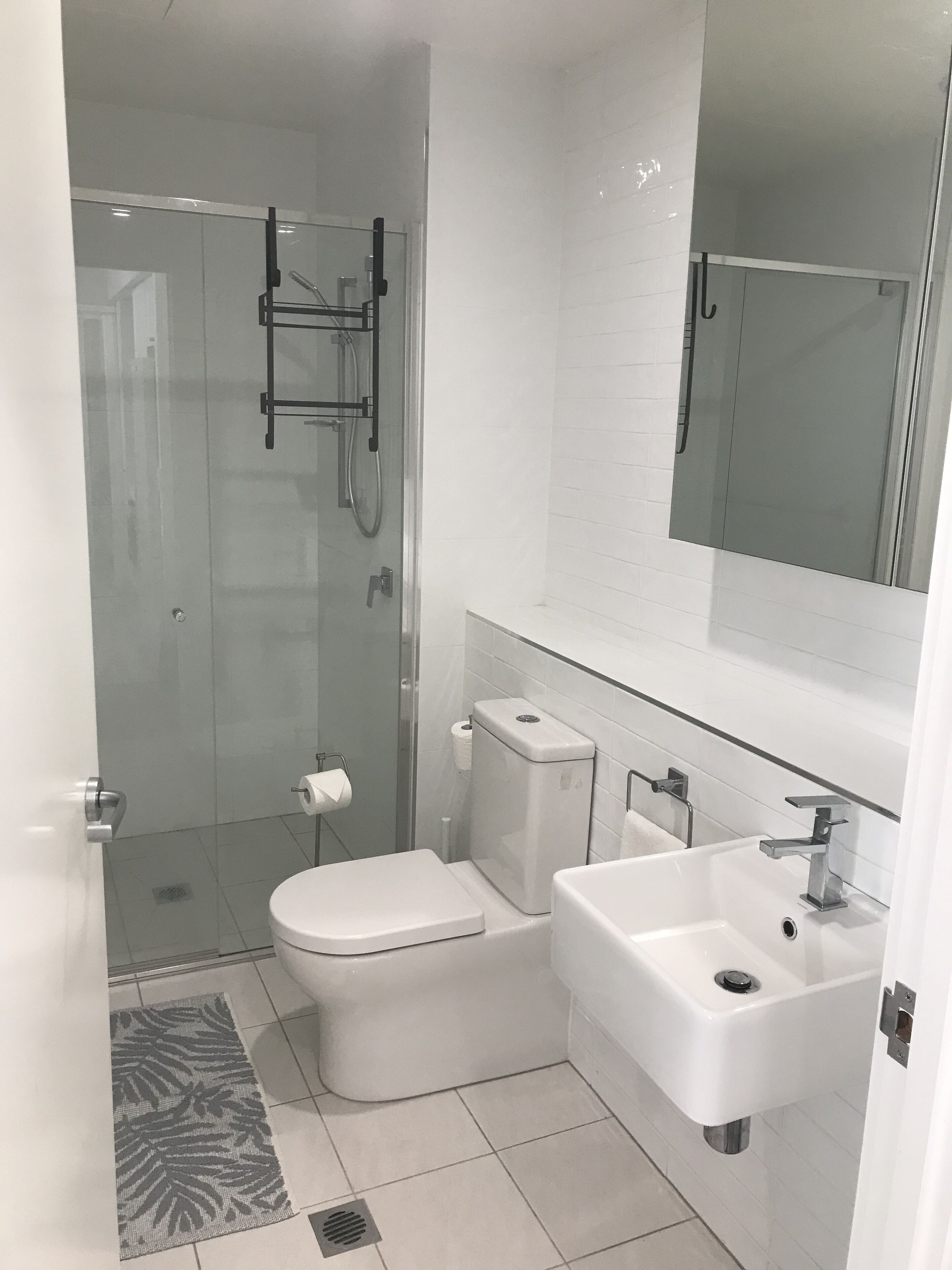 Spacious 1 Bed Apartment, Wifi, Parking, Gym, Pool