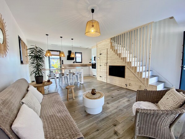 TV - Villa Bambou, Jolie Maison Neuve à 10 Minutes à Pied de la Plage (Sainte-Marie-la-Mer)