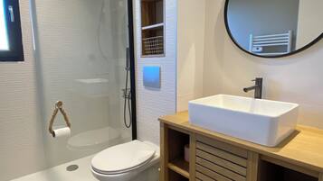 Douche, sĂšche-cheveux, papier toilette