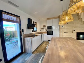 Fridge, microwave, oven, stovetop - Villa Bambou, Jolie Maison Neuve à 10 Minutes à Pied de la Plage (Sainte-Marie-la-Mer)