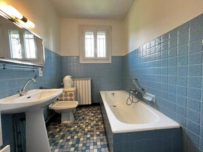 Unclassified image, 2 of 14, button