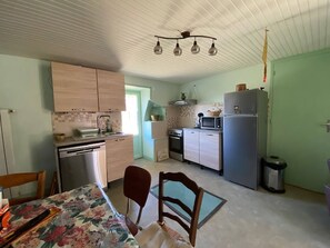 Kjøleskap, mikrobølgeovn, ovn og kokeplater