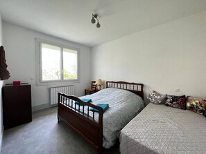 3 soverom, strykejern/-brett og sengetøy