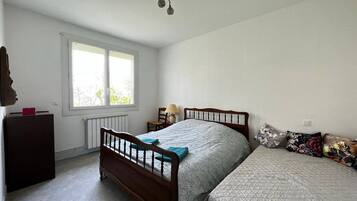 3 slaapkamers, een strijkplank/strijkijzer, beddengoed