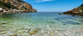 Cozy apartment with small garden a few steps from the sea