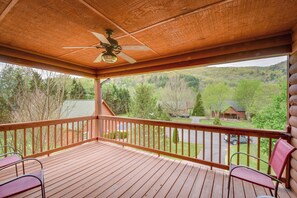Terrace/patio - Hiawassee River Retreat: 2 Mtn-View Decks! (Hiawassee)