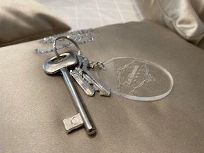 Luxury Quadruple Room | Down comforters, memory foam beds, minibar, desk - Suite FIMABECHI (Bari)