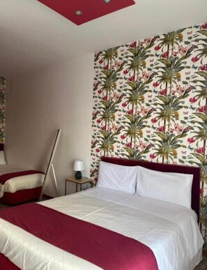 Deluxe Triple Room | Down comforters, memory foam beds, minibar, desk - Suite FIMABECHI (Bari)
