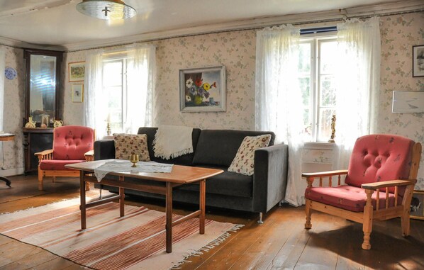 Una televisión, una chimenea