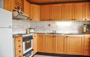 Kühlschrank, Herdplatte, Wasserkocher mit Kaffee-/Teezubehör