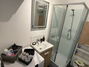 Haartrockner, Handtücher, Seife, Shampoo