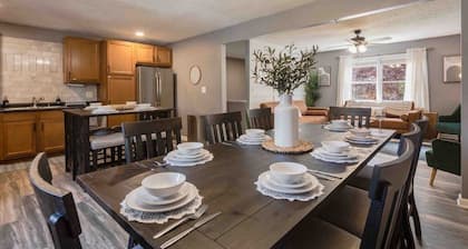 10 Min to Louisville, Huge Hot Tub, Awesome Backyard