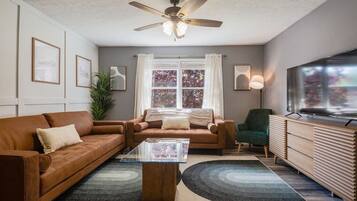 Älytelevisio, pöytäjalkapallopöytä, kirjoja