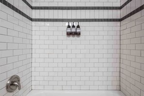 Dusche, umweltfreundliche Kosmetikartikel, Haartrockner, Handtücher