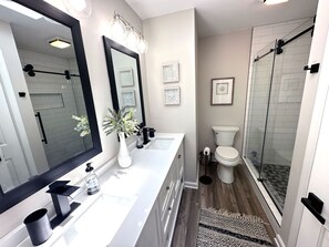 Een douche, een haardroger, handdoeken, zeep