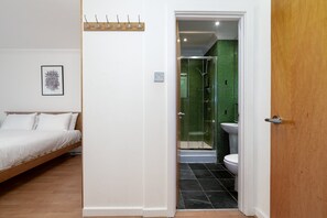 2 soverom, skrivebord, strykejern/-brett og internettilgang