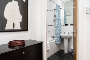 Een douche, een haardroger, handdoeken