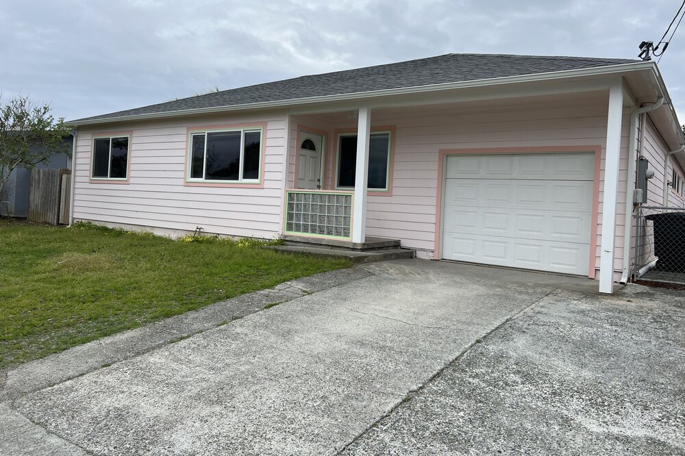 THE PINK PALACE. 4 BR/ 3 BA OCEAN VIEW HOME