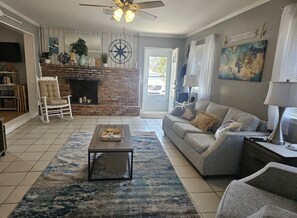 Smart TV, DVD player, ping pong, books - Howl at the Sea - SGI (Eastpoint)