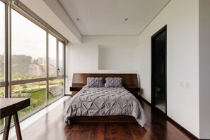 1 habitación, escritorio, tabla de planchar con plancha y wifi gratis 