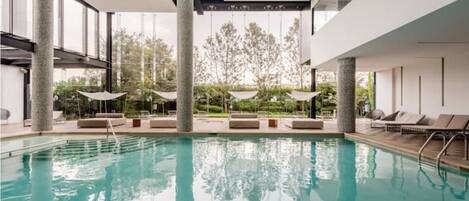 Una piscina techada, una piscina climatizada