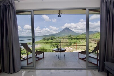 NEW. Papaya Bungalow. Hilltop Bungalow with Spectacular Lake & Volcano Views.