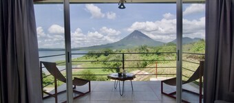 NEW. Papaya Bungalow. Hilltop Bungalow with Spectacular Lake & Volcano Views.