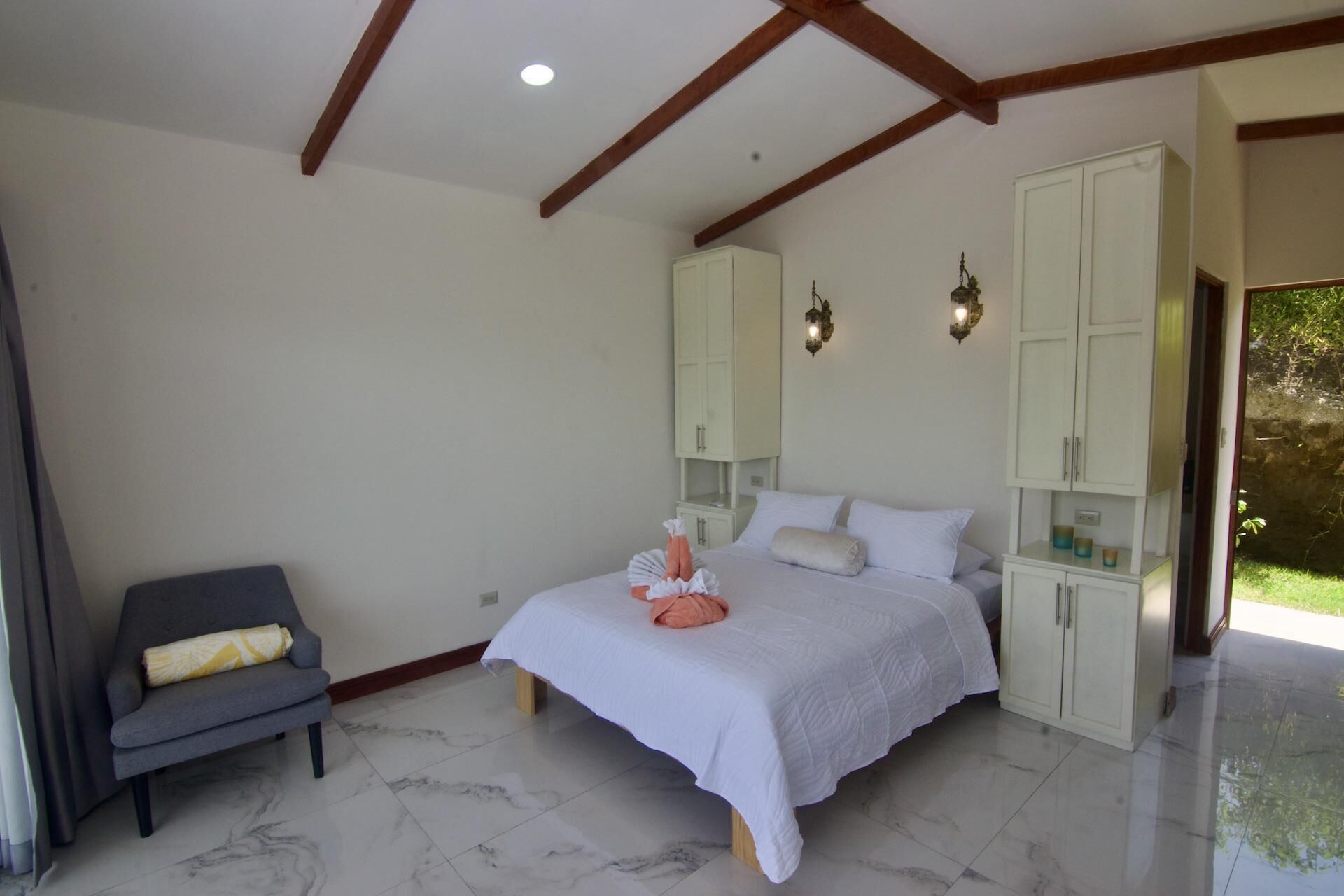 NEW. Papaya Bungalow. Hilltop Bungalow with Spectacular Lake & Volcano Views.