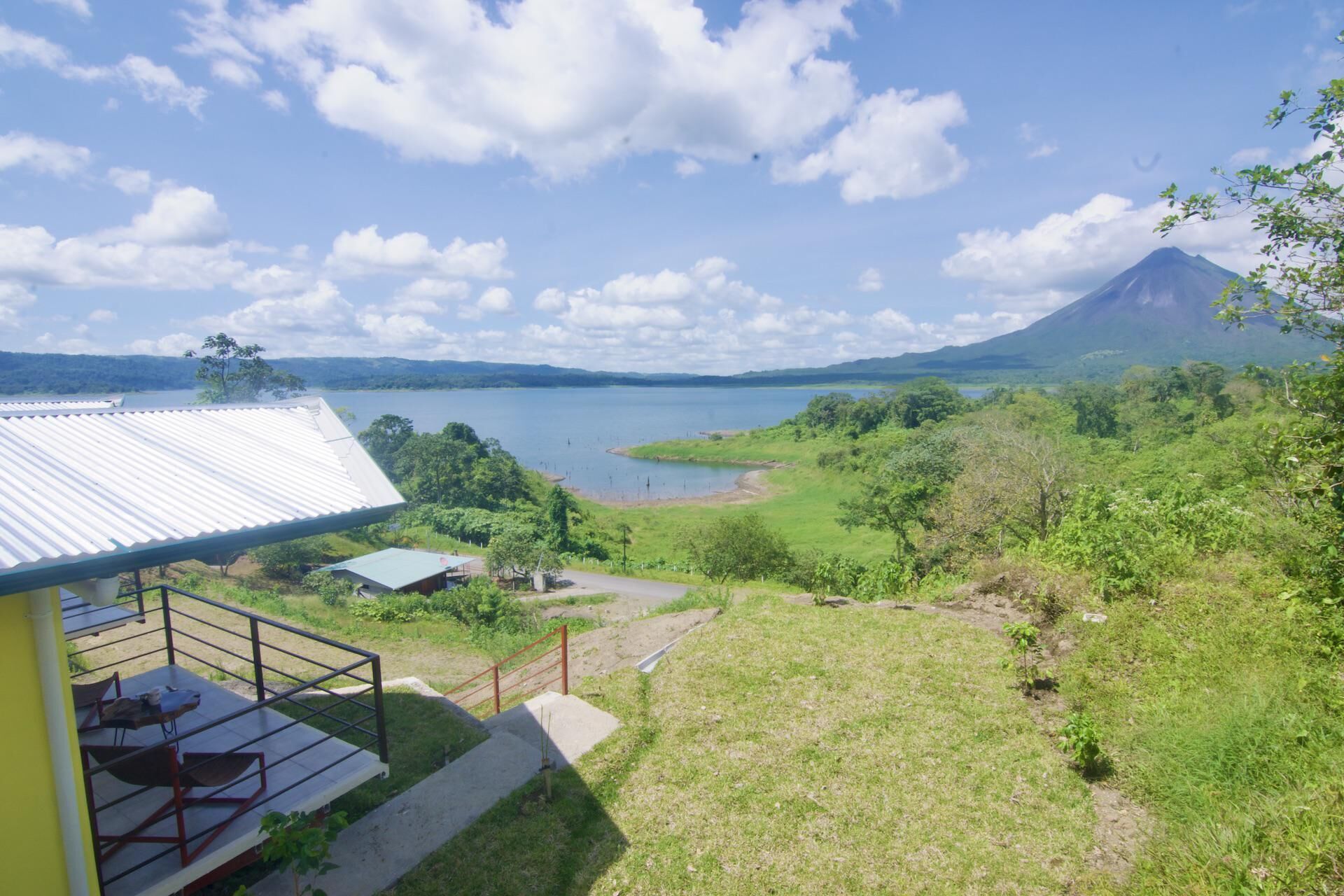 NEW. Papaya Bungalow. Hilltop Bungalow with Spectacular Lake & Volcano Views.