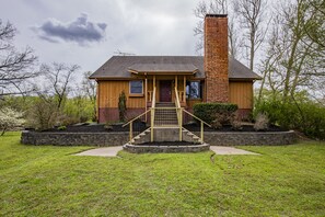 Exterior - River House, kayak, fishing, king beds, riverfront (Siloam Springs)