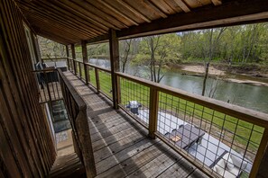 Property grounds - River House, kayak, fishing, king beds, riverfront (Siloam Springs)