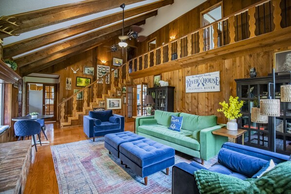 Smart TV - River House, kayak, fishing, king beds, riverfront (Siloam Springs)