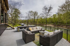 Outdoor dining - River House, kayak, fishing, king beds, riverfront (Siloam Springs)