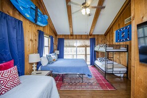 4 bedrooms, iron/ironing board, WiFi, bed sheets - River House, kayak, fishing, king beds, riverfront (Siloam Springs)