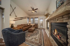 Smart-tv och eldstad