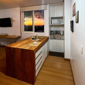 Appartamento Comfort | Cucina privata | Frigorifero con congelatore, microonde, piano cottura, frullatore