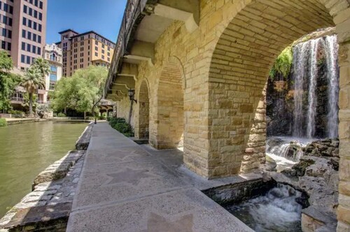 Historic Courthouse View- Chic Suite on Riverwalk