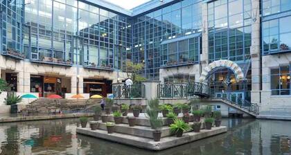 Historic Courthouse View- Chic Suite on Riverwalk