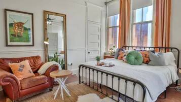1 chambre, bureau, fer et planche à repasser, lit parapluie