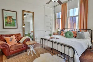 1 bedroom, desk, iron/ironing board, travel cot - Historic Courthouse View- Chic Suite on Riverwalk (San Antonio)