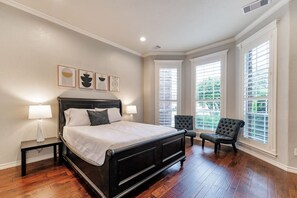 7 bedrooms, desk, iron/ironing board, travel cot