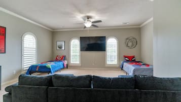 Escritorio, tabla de planchar con plancha, cuna de viaje y wifi gratis